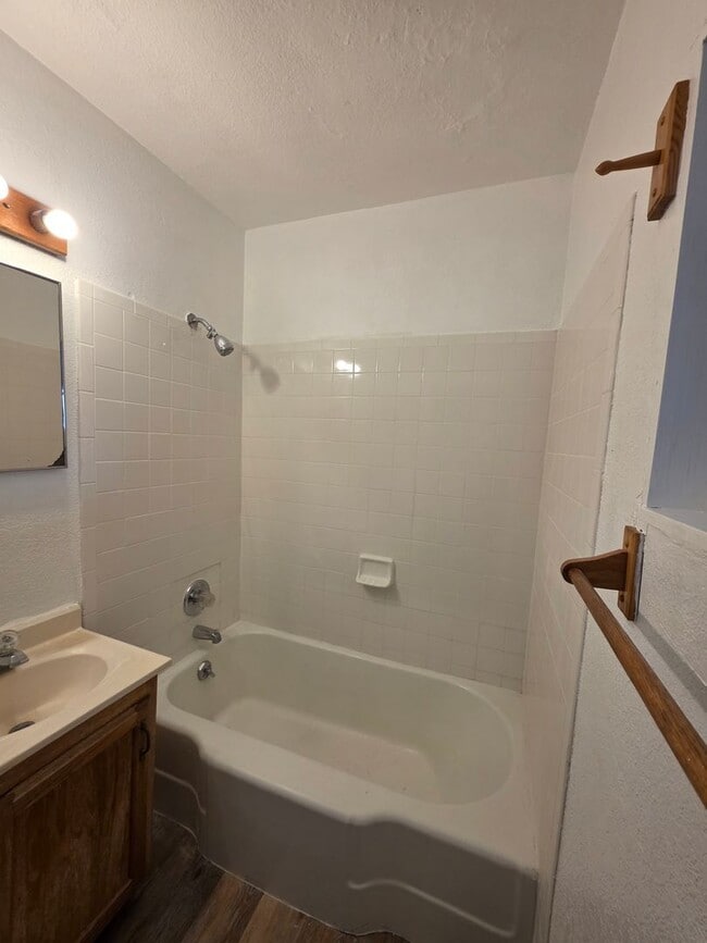 Building Photo - Quaint 2 Bedroom Home