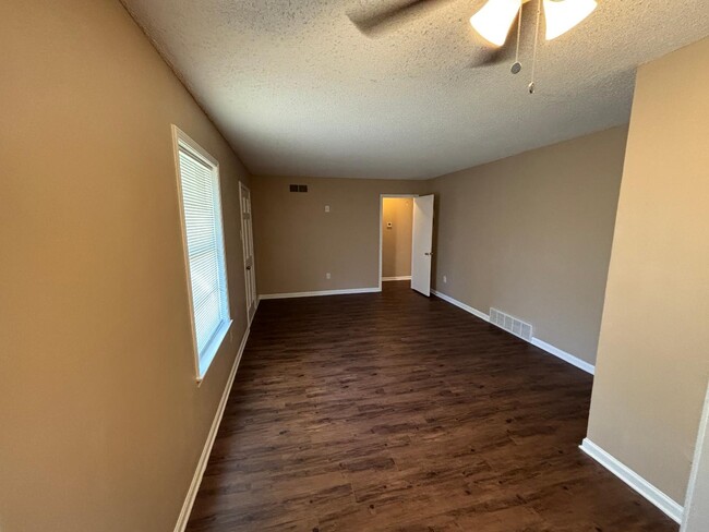 Building Photo - 6810 Sycamore Hill Dr