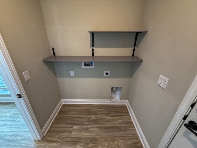 Building Photo - Spacious 3 Bedroom 2 Bath + Office with Split Floor Plan & Screened Patio in Pace!