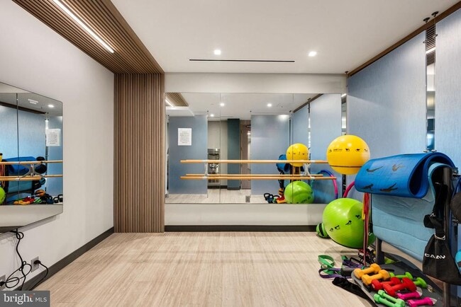 Building Photo - 701 Swann Ave