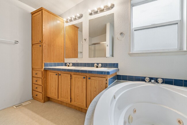 Building Photo - 3BR House Available in Pleasant Valley