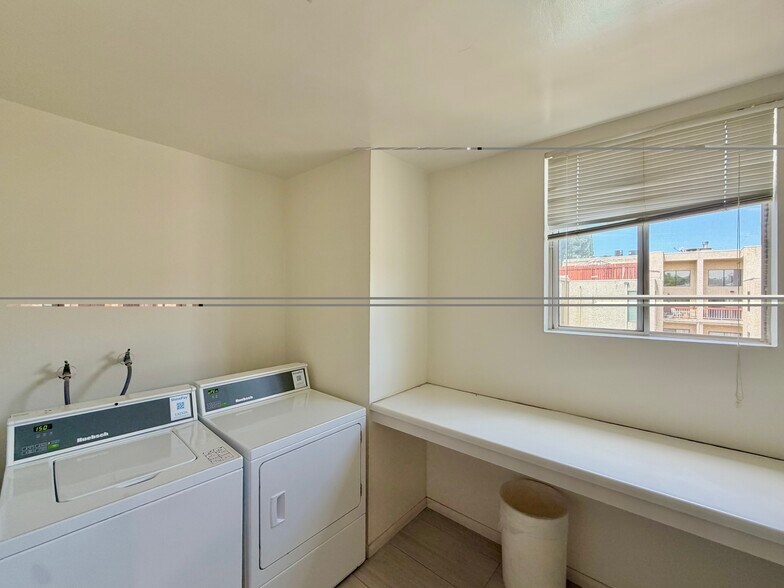 Building Photo - 14141 Dickens St