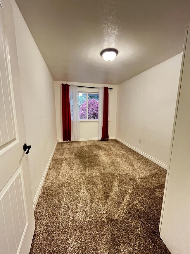 Building Photo - Elegant Puyallup Home with Full 2-Bedroom ADU and Panoramic City Views