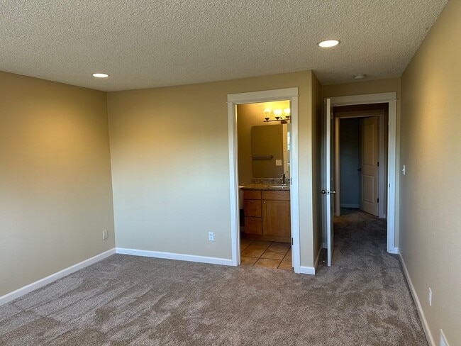 Building Photo - Gated Lakefront Rental Opportunity