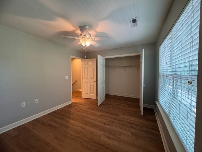 Building Photo - 2BR 2.5BA Townhome with Screened Porch
