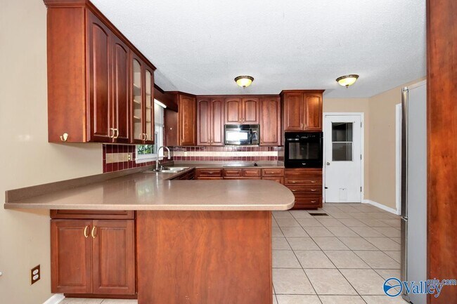 Building Photo - 8002 Greenwillow Ct SE