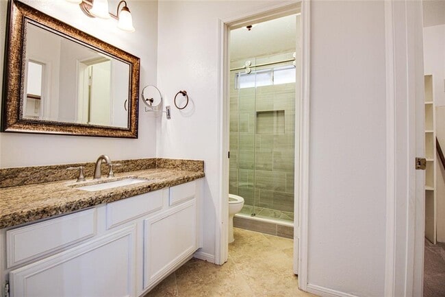 Building Photo - 4 Brentwood Oaks Ct