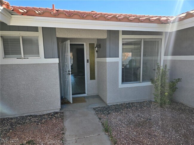 Building Photo - 1405 Termas
