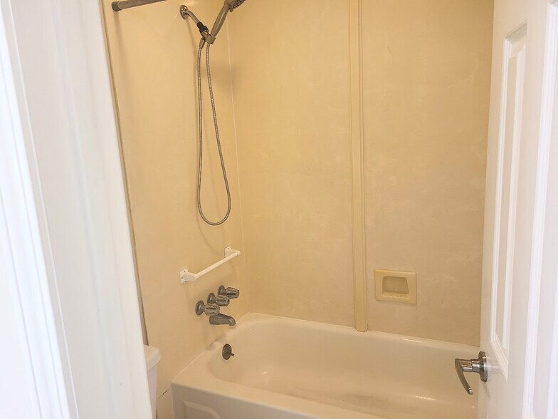 Master Bath tub/shower combo - 12439 Coursey Blvd