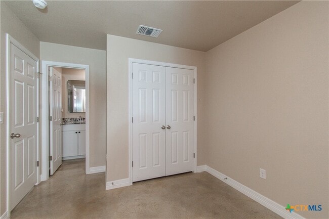 Building Photo - 806 White Meadow Ln