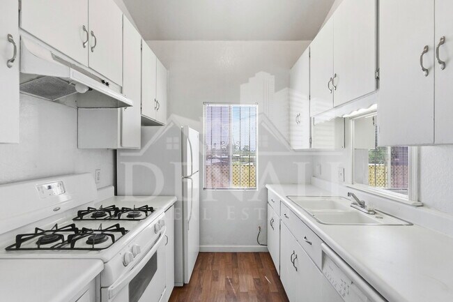 Building Photo - 808 S Langley Ave