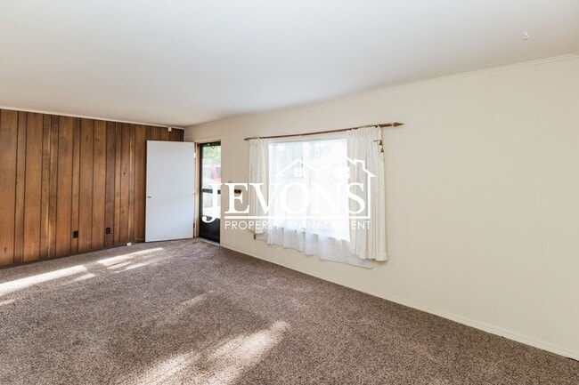 Building Photo - Jevons Property Management Presents this 2 bedroom and 1 bathroom property in the heart of Yakima