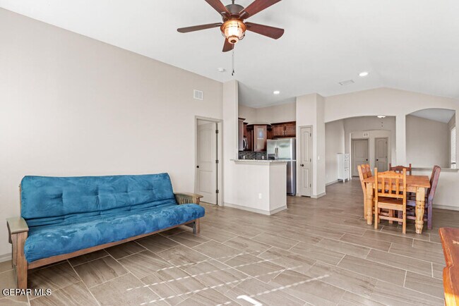 Building Photo - 13960 Lago Vista Ave