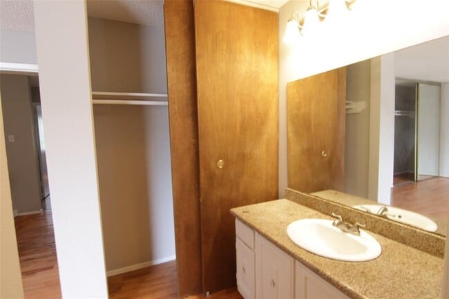 Building Photo - 12155 Huntington Venture Dr
