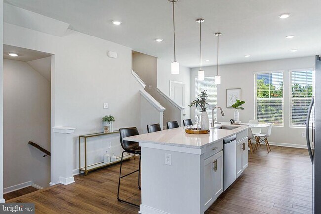 Building Photo - 2487 Avesta Pl