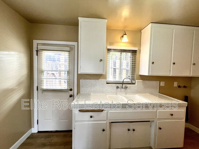 Building Photo - 9124 Rosedale Dr