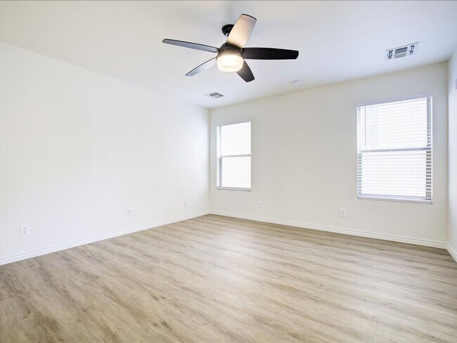 Building Photo - ** WOW $500.00 OFF FIRST FULL MONTHS RENT ...