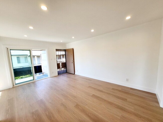 Building Photo - 3810 Bronson Ave