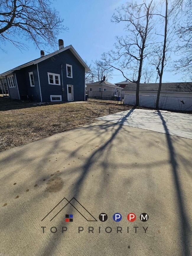 Building Photo - 3 Bedroom | 1 Bathroom Single-Family Home ...