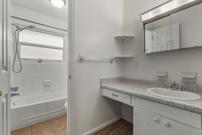 Building Photo - 413 E 7th Ave