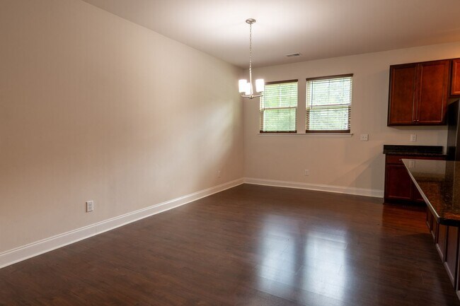 Building Photo - Modern Living in the Heart of Summerville!
