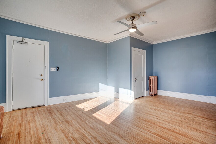 Building Photo - 1523 W Lake St