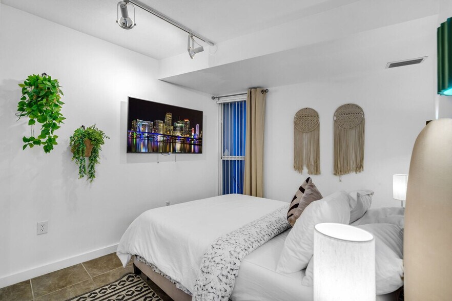 Building Photo - 5820 SW 31st St