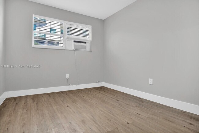 Building Photo - 1315 NE Miami Ct