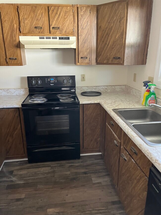 Kitchen - 403 Hobbs Rd SE