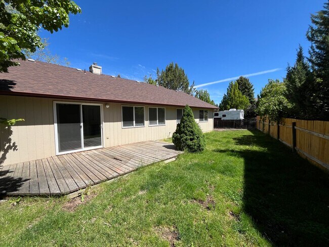 Building Photo - Cozy SE Bend 3 Bed/2 Bath Home on Large Co...