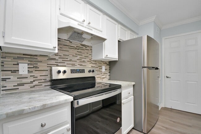 Building Photo - 9700 Leawood Blvd