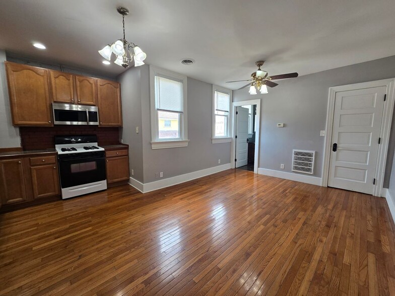 Building Photo - 1804 E 3rd St