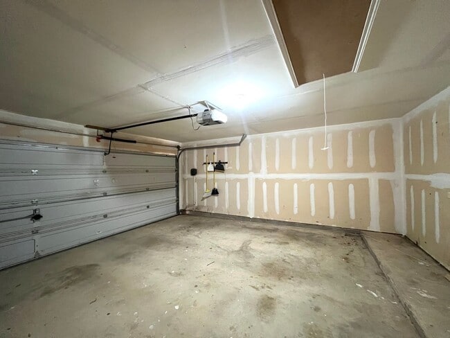 Building Photo - Single Story 4 Bedrooms 2 Bathrooms Home for Rent in Prime Northwest of Austin Location, nearby A...