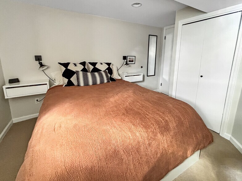 Bedroom 3 - 4532 N Albany Ave