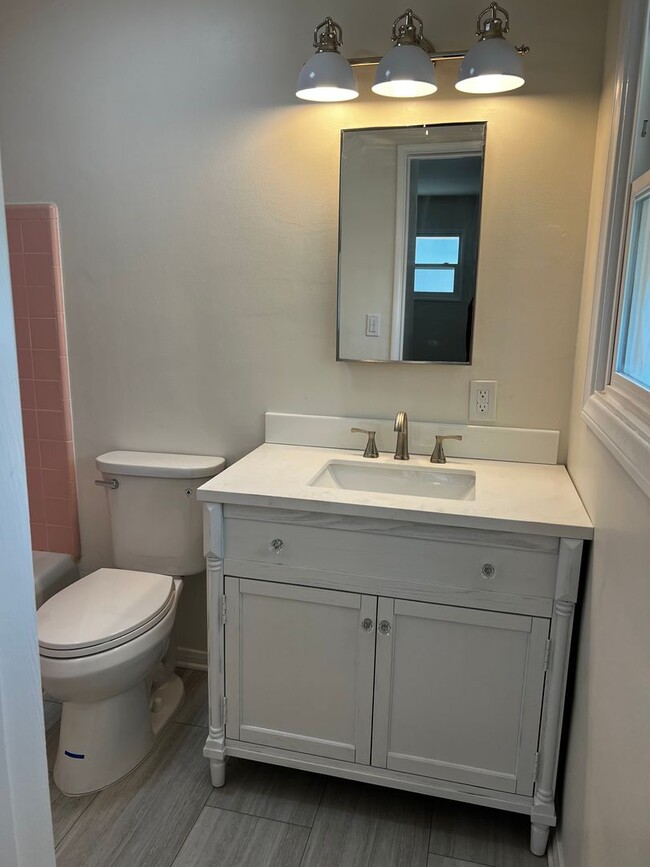 Building Photo - 1 Bedroom 1 Bath Completely Remodeled Apar...