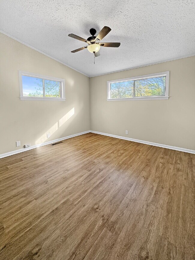 Building Photo - Newly Remodeled Home in the Heart of Gainesville – Available Now!