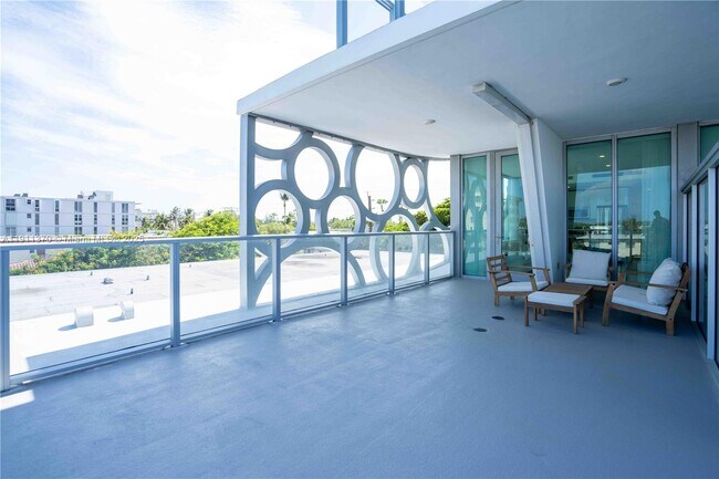 Building Photo - 8425 Crespi Blvd