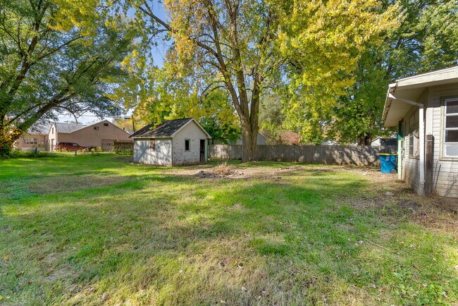 Building Photo - 210 S Sycamore St