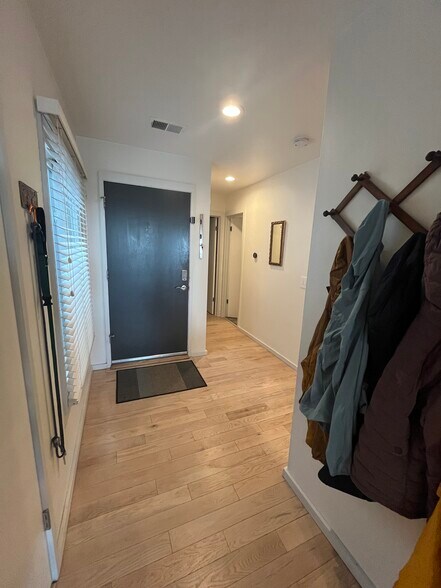 Building Photo - 1556 Bradley Dr