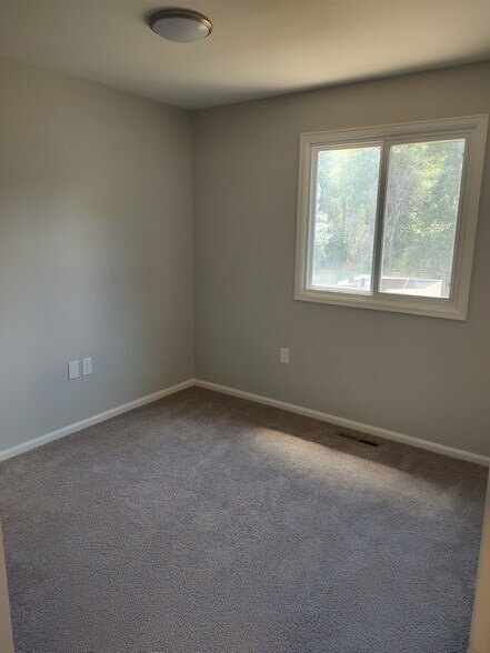 Building Photo - 518 W South Boulder Rd