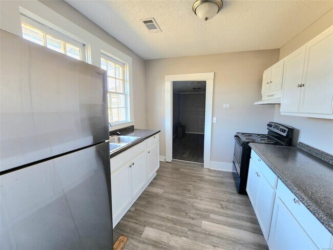 Building Photo - 210 W Osceola St