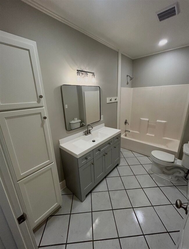 Building Photo - 875 Nutwood St