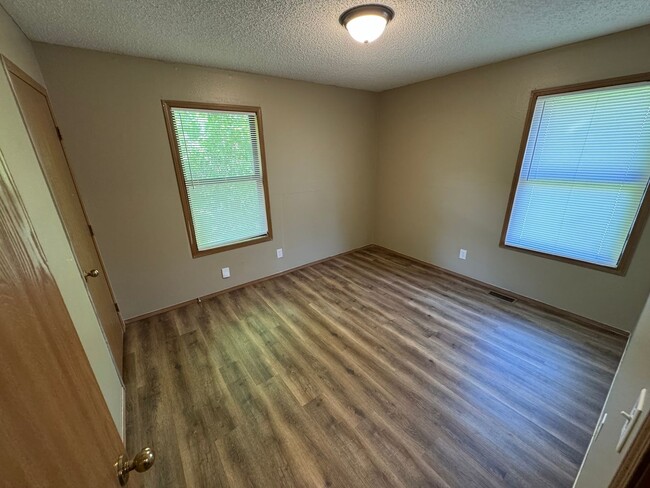 Building Photo - Updated 2 bed 1 bath with garage!