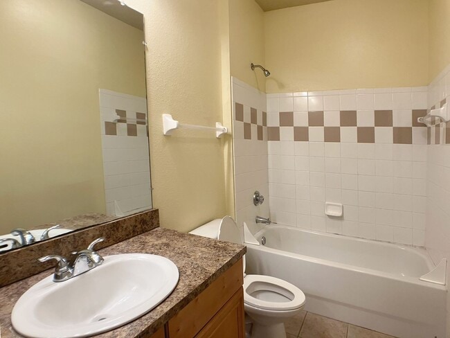 Building Photo - Campus View - Furnished 3 Bedroom, 3 Bathroom Apartment