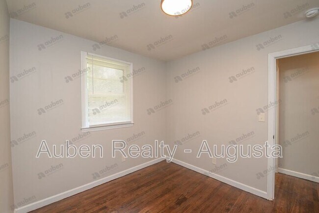 Building Photo - 109 Vanderbilt Cir