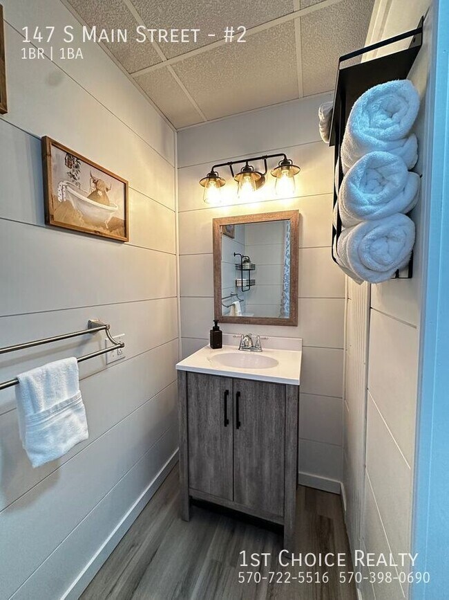 Building Photo - 147 S Main St