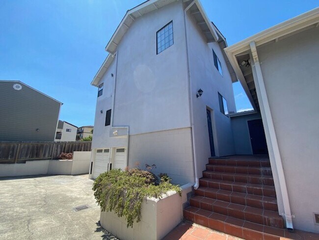 Primary Photo - 739 W Franklin St