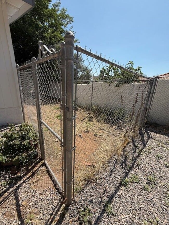 Building Photo - Spacious and newly remodeled 4 Bedroom wit...