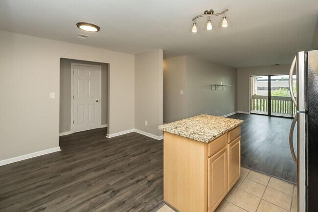Building Photo - Two Bedroom, 2 Bath Creve Coeur Condo