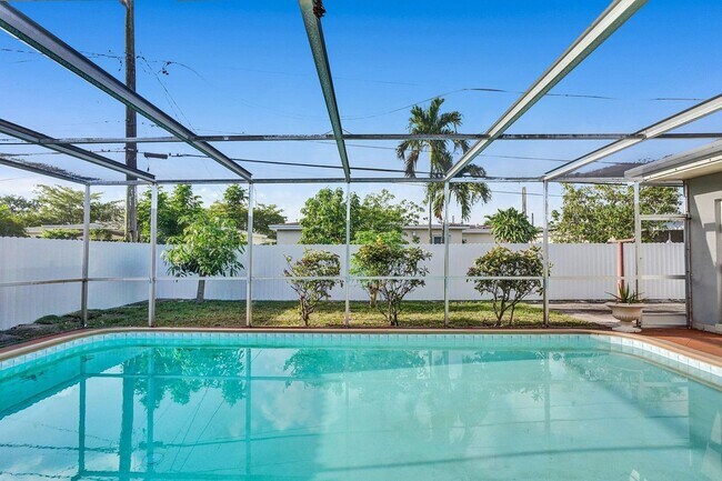 Building Photo - Beautiful 3 bedroom 2 bath Home in Miramar...